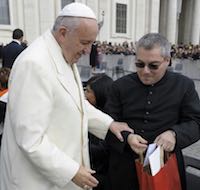 papa francesco con don gianluca colpani