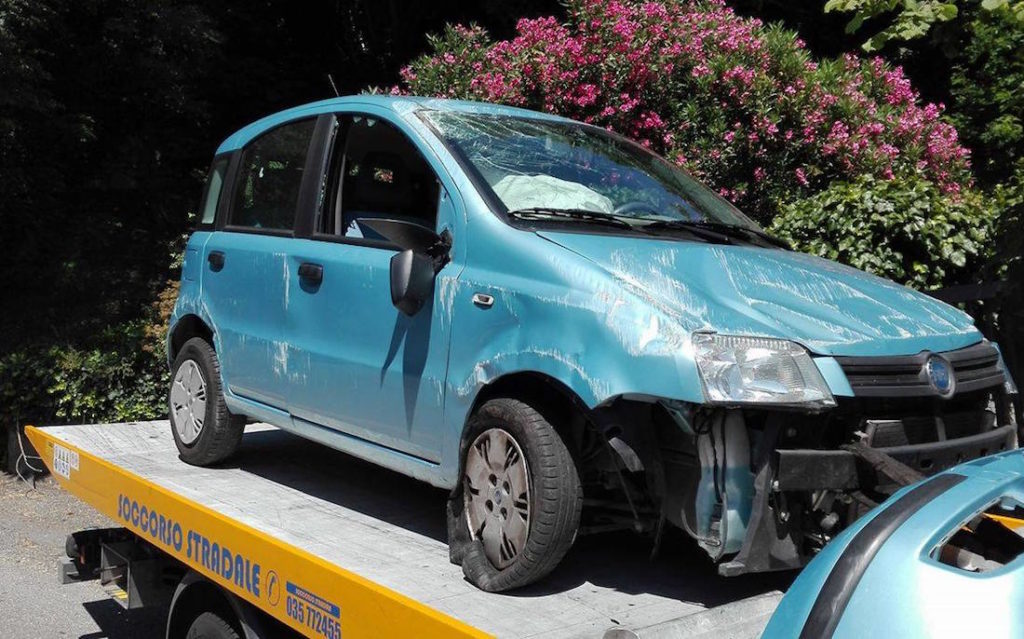 L'auto ribaltata a Nembro