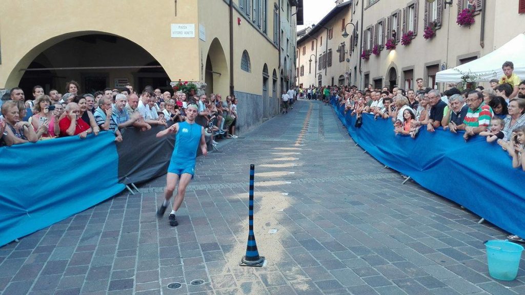 Noris raccoglie le uova in centro a Gandino