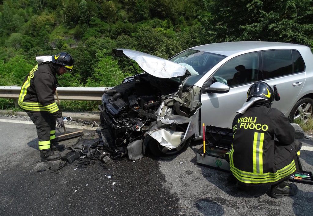 L'auto finita fuori strada