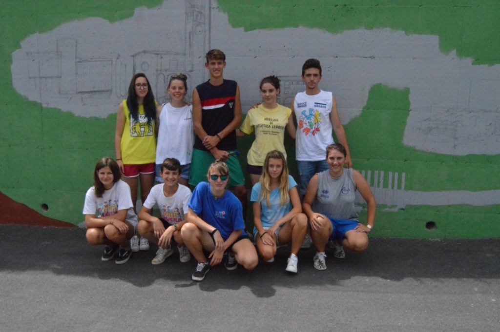 Il gruppo di giovani che stanno realizzando il murales