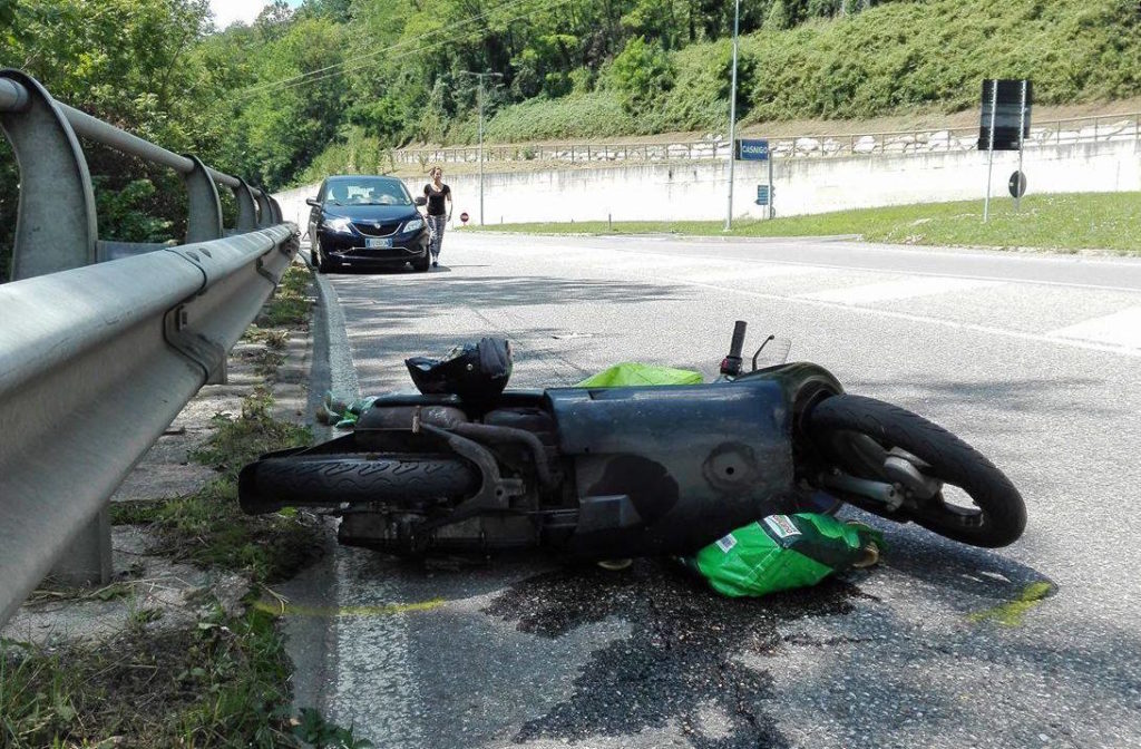 incidente-casnigo-scooter-auto