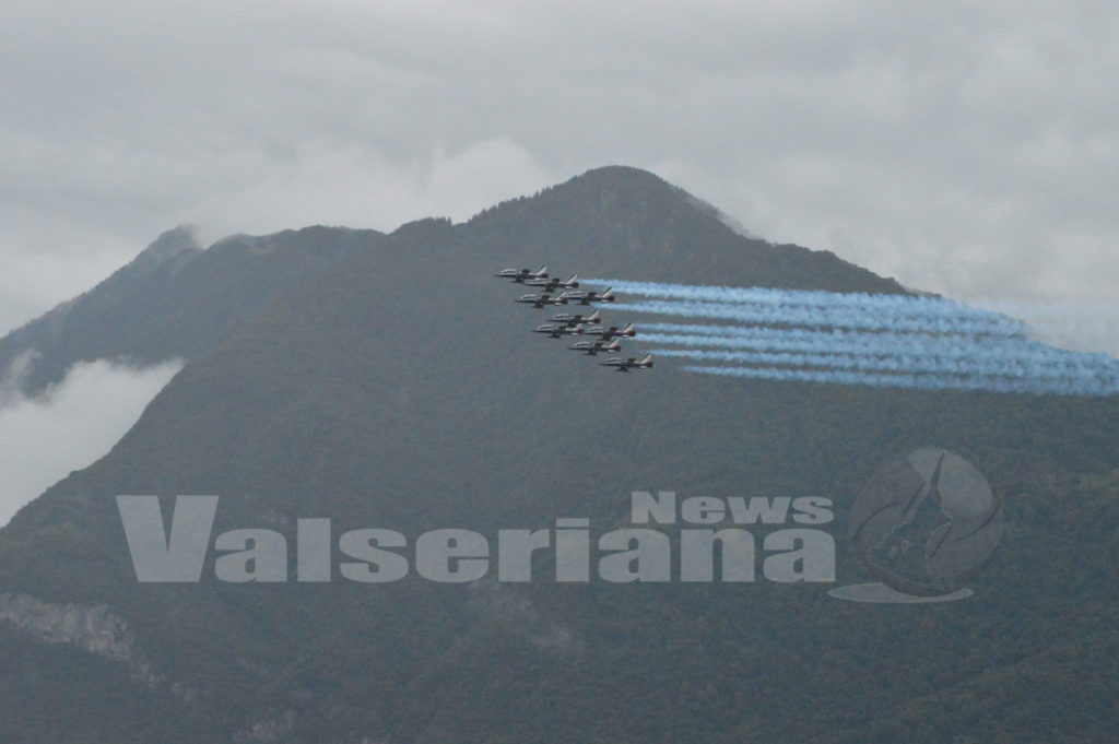 La pioggia non ferma lo spettacolo: emozione a Lovere per le Frecce  Tricolori