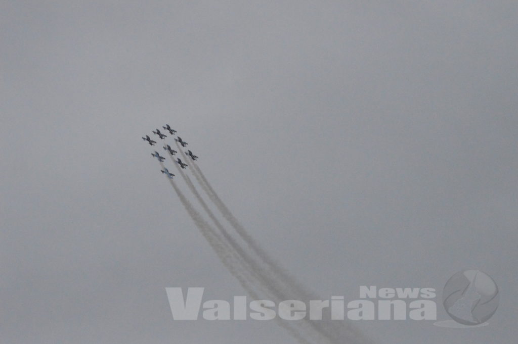 La pioggia non ferma lo spettacolo: emozione a Lovere per le Frecce  Tricolori