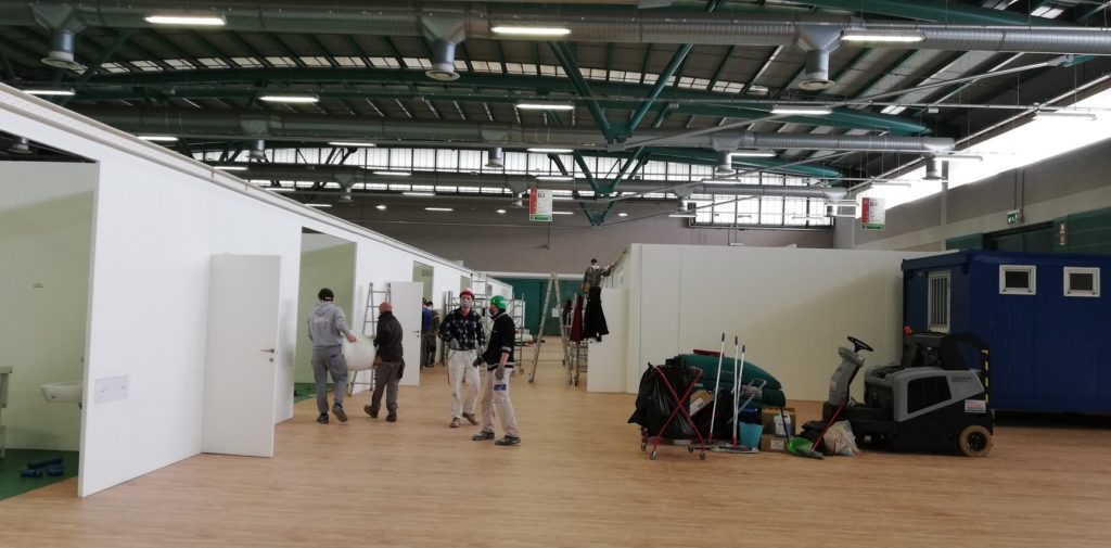 I lavori all'ospedale da campo ANA di Bergamo proseguono ininterrottamente. Foto e video a cura dell'Associazione Nazionale Alpini.