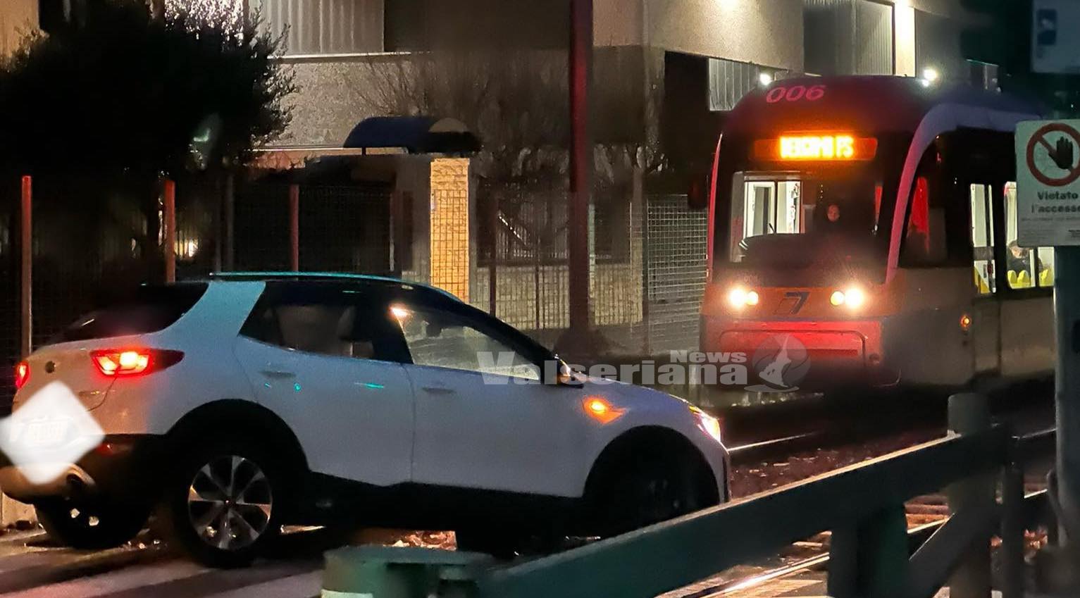 auto sui binari della Teb a Nembro