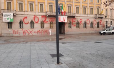 bergamo municipio scritte no vax