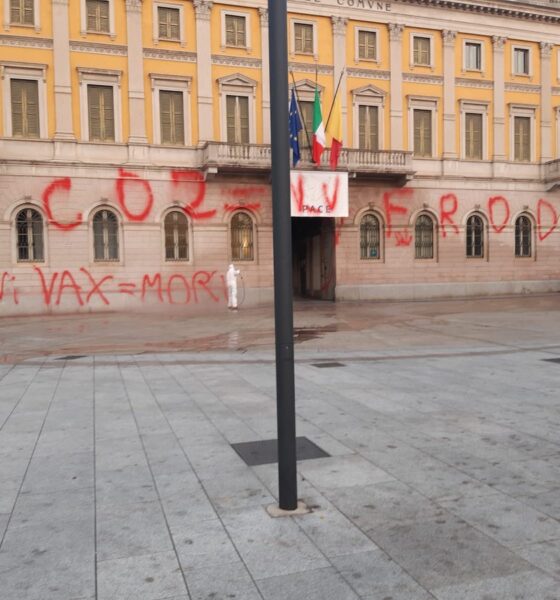 bergamo municipio scritte no vax