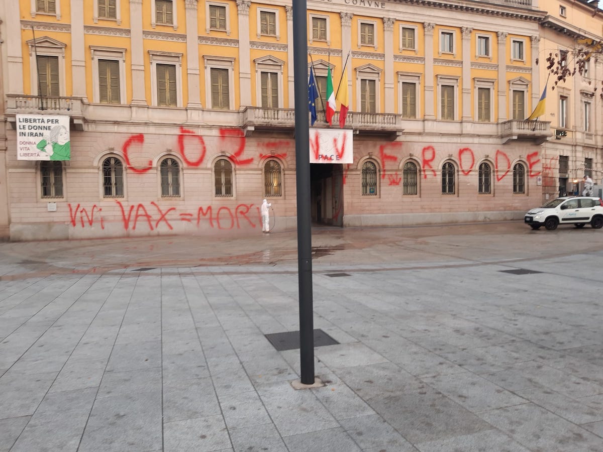 bergamo municipio scritte no vax