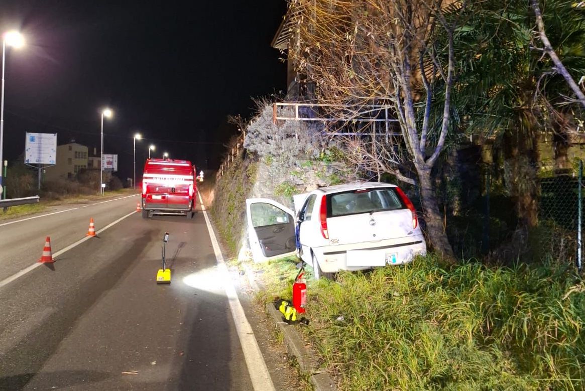 auto fuori strada sovere