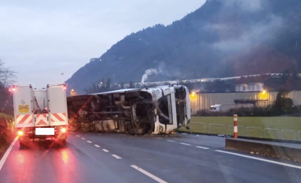 camion ribaltato ponte del costone casnigo